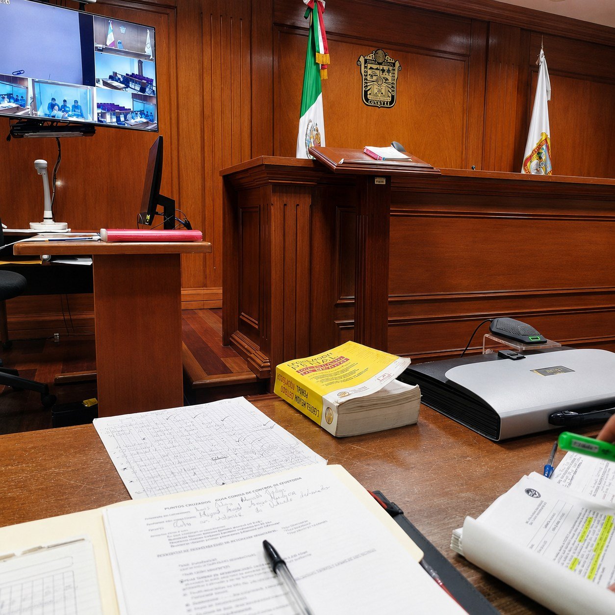 Defensa penal en sala de audiencias